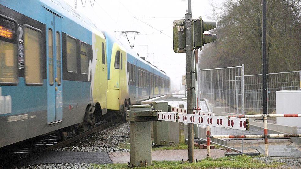 Der Bahnsteig am Gleis 1 in Neermoor, an dem die Westfalenbahn später in Fahrtrichtung Leer beziehungsweise Münster halten wird, ist schon zu einem großen Teil fertig. Foto: Karin Lüppen