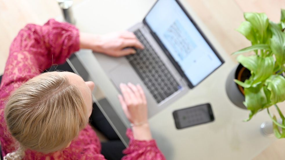 Online-Shopping hat Vor- und Nachteile. Vorsicht ist geboten, wenn man den Verkäufer nicht kennt. Symbolfoto: Helena Dolderer/dpa/dpa-tmn