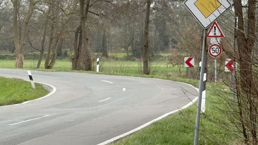 Am Ausgang dieser Kurve ereignete sich Ostern 2025 ein tödlicher Verkehrsunfall. Aktuell gilt dort aufgrund von Straßenschäden Tempo 50. Foto: Horst Kruse