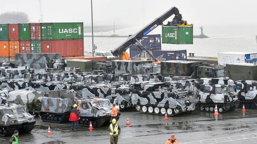 Im Hafen wird erneut Kriegsgerät für eine Nato-Übung umgeschlagen. Das Foto zeigt Verladearbeiten für die Übung „Quadriga“ im Jahr 2024. Archiv-Foto: Heinz Wagenaar