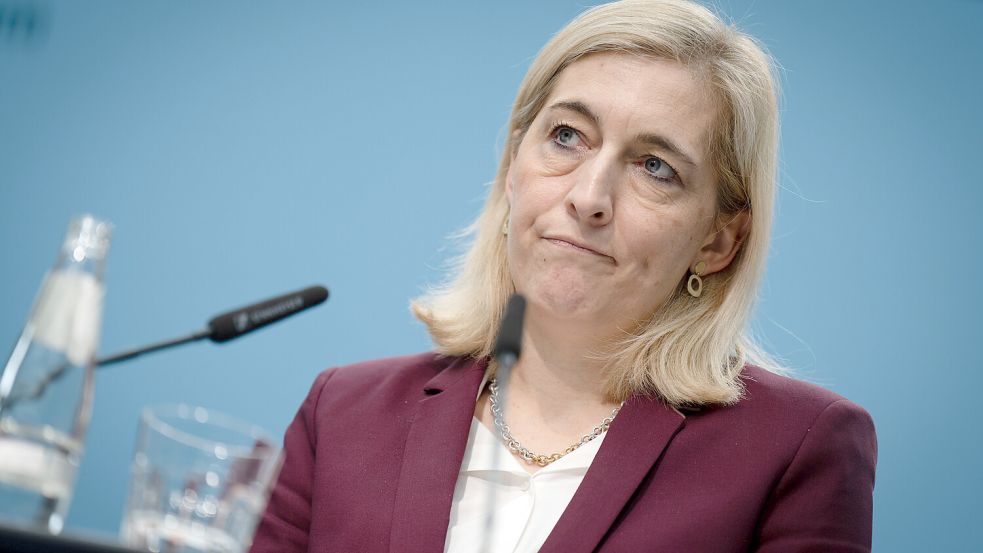Bundesgesundheitsministerin Nina Warken (CDU) will verhindern, dass die Krankenkassenbeiträge ins Unermessliche steigen – doch wer soll dann zahlen? Foto: imago images/Bernd Elementhaler