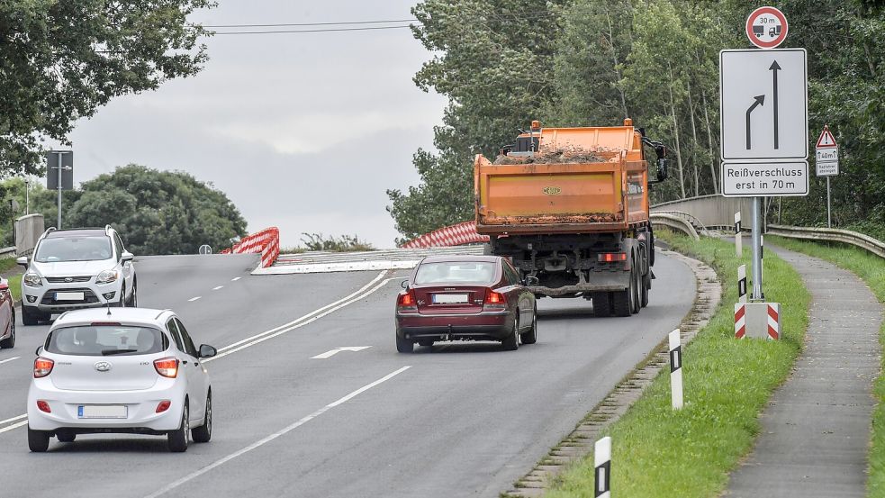 Lastwagen durften in den vergangenen Jahren zwar über die Südringbrücke fahren, sie durften aber nicht schwerer als 30 Tonnen sein. Foto: Klaus Ortgies/Archiv