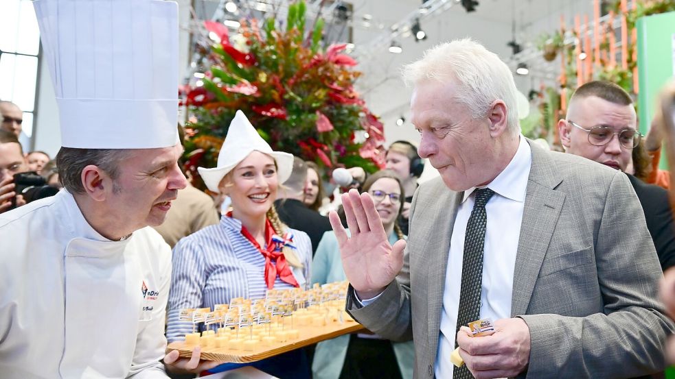 Agrarminister Alois Rainer kostete beim Eröffnungsrundgang Käse. Foto: Sebastian Christoph Gollnow/dpa