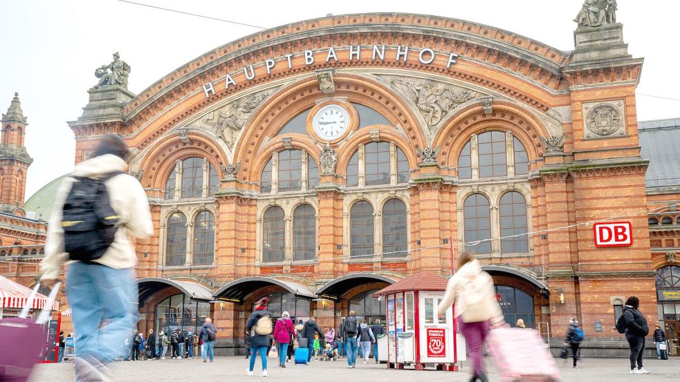 Am Bremer Bahnhofsplatz ist ein 35-jähriger Mann am Freitagmorgen mit einem Messer niedergestochen und dabei lebensgefährlich verletzt worden. Foto: Sina Schuldt / dpa