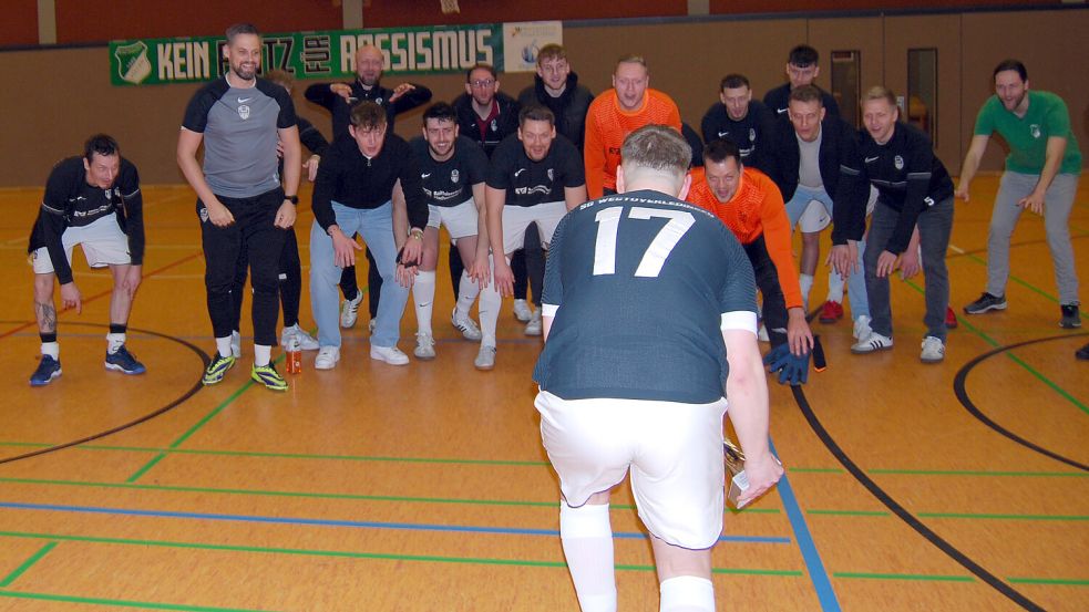 Titelverteidiger beim Hallen-WOL-Cup ist die SG Westoverledingen, die sich bei ihrer letzten Teilnahme vor der Auflösung noch einmal den Titel sichern konnte. Foto: Marco Reemts