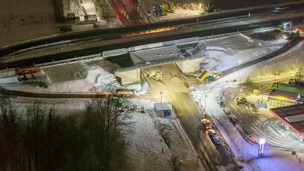 Die Arbeiten an der A30 werden bei Wind und Wetter – und unter laufendem Verkehr – durchgeführt. Foto: Sebastian Dannenberg