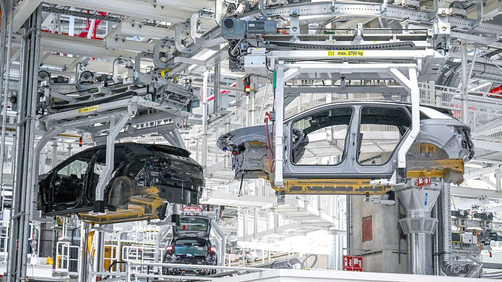 Produktion im VW-Werk in Emden: Unternehmen in der Region sehen vor allem die von der Politik verantworteten Rahmenbedingungen als Faktor, der die Wirtschaft ausbremst. Foto: Sina Schuldt/dpa