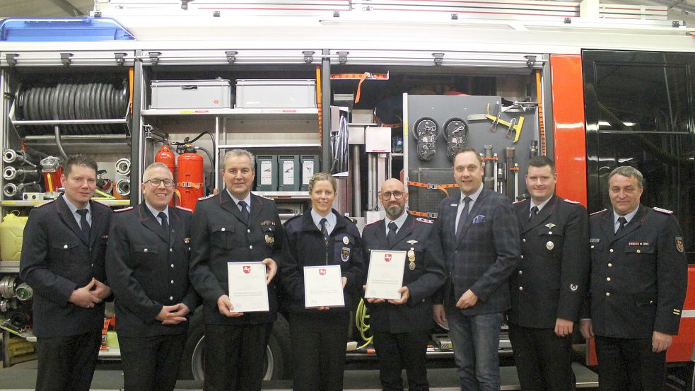 Ehrungen bei der Feuerwehr Apen (von links): Henning Hinrichs (stellvertretender Ortsbrandmeister Apen), Björn Rastedt (Ortsbrandmeister Apen), Hans-Dieter Lüers, Jennifer Rastedt, Hans-Joachim Bruns, Bürgermeister Matthias Huber, Dennis Otte (Gemeindebrandmeister) und Thorsten Prüsener (stellvertretender Kreisbrandmeister). Foto: Gemeinde Apen