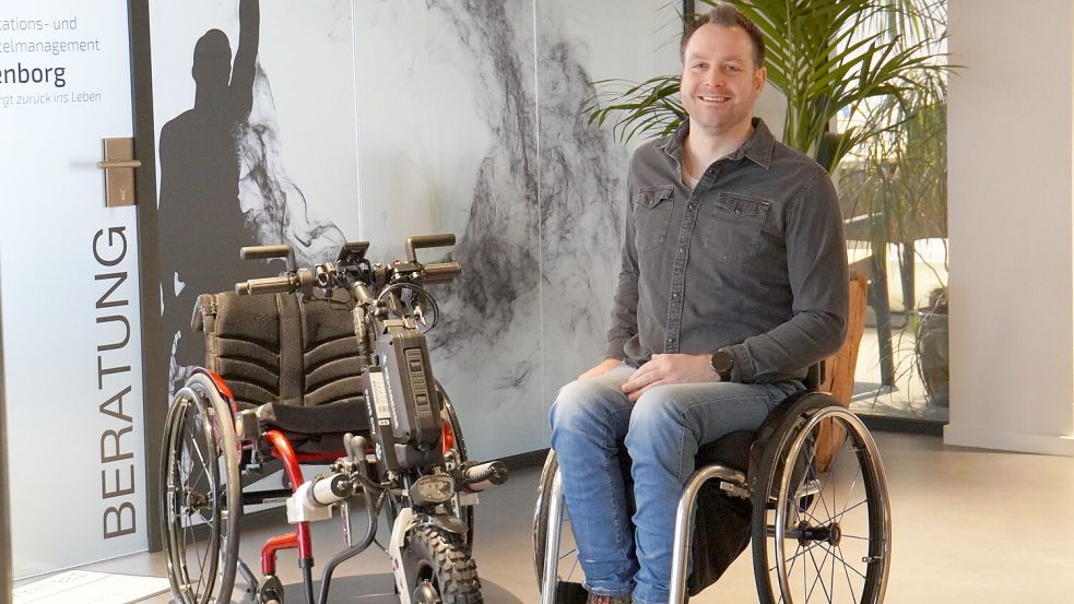 Christian Willenborg hilft anderen Querschnittsgelähmten auch dabei, etwa einen Antrieb für den Rollstuhl zu bekommen. Foto: Mirco Moormann