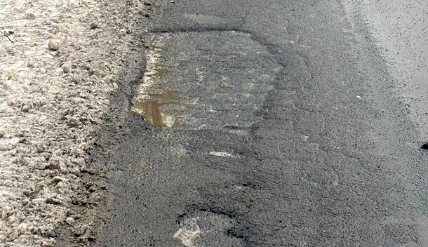 Straßenschäden an der L829 (Bucksande und Nordloher Dorfstraße), die bis zur Kreisgrenze in der Gemeinde Barßel führt. Foto: Gemeinde Apen
