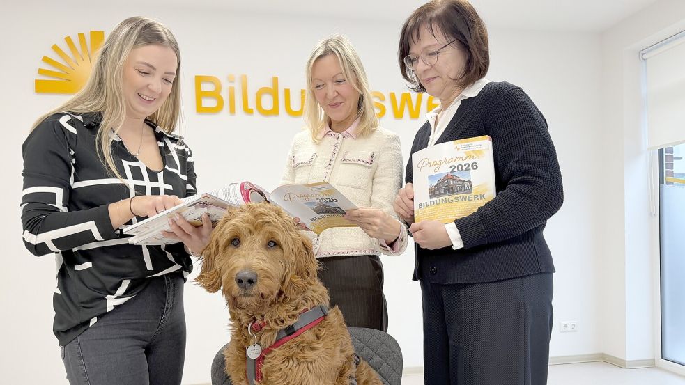 Neu im Team: Bildungswerk-Hund und „Feel-good-Managerin“ Maya stellt mit Jessica Kaltinski, Nicola Fuhler und Barbara Hardenberg (von links) das druckfrische Programm für 2026 vor. Foto: Claudia Wimberg