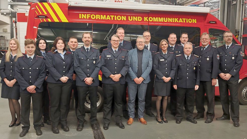 Stellten sich zum Gruppenbild auf: (von links) Lara Wienekamp, Joosten de Vries, Skadi-Marie Jungkamp, Sandra Friedrichs, Tim-Heiko Tews, Menno Brinkema, der neue Ortsbrandmeister Pascal Fischer, Hartmut Ernst, Bürgermeister Theo Douwes, Gemeindebrandmeister Frank Harms, Jana Wienekamp, Marc Peterwerth, Uwe Friedrichs, Ingo Jelting, Johann Holländer und der bisherige Ortsbrandmeister Frank Eden. Fotos: Markus Bruns/Feuerwehr Westoverledingen