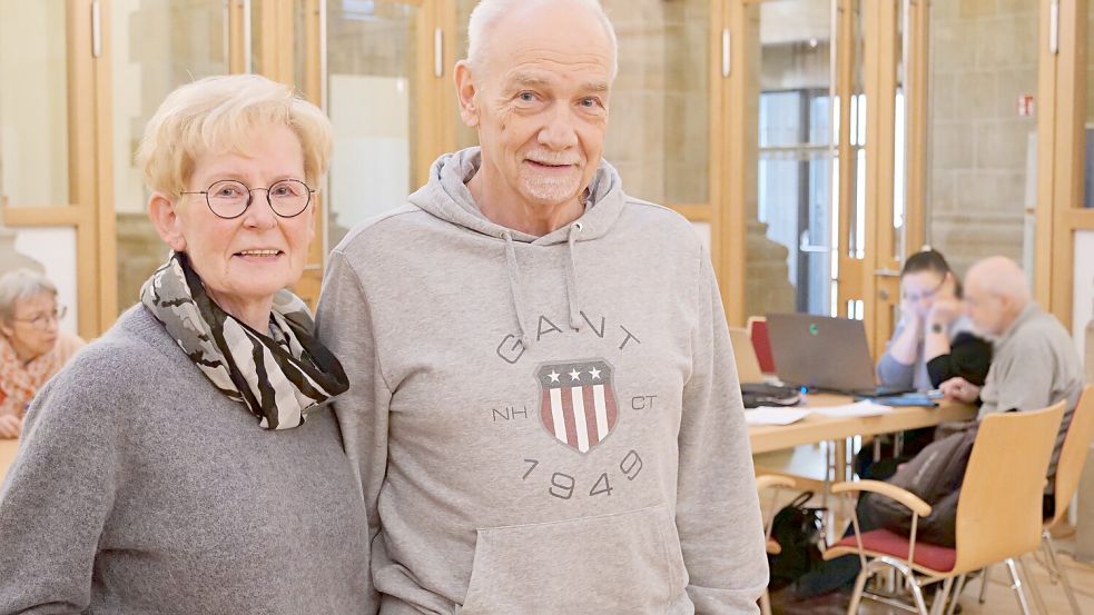 Ohne zwei wie sie läuft beim Digital-Kompass in Osnabrück nichts. Seit Jahren tragen Anette und Werner Pohl dazu bei, dass sich ältere Menschen nicht vor Smartphone, Computer und Internet scheuen. Geld bekommen sie keines dafür - aber Respekt und Dankbarkeit. Foto: Monika Vollmer