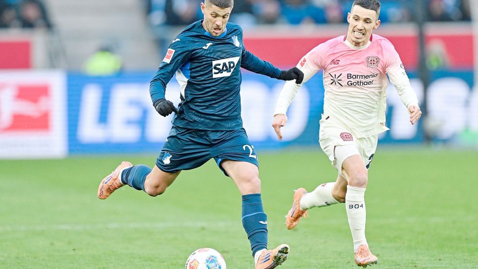 Bayer und Grimaldo (r.) rennen gegen Hoffenheim und Kramaric viel hinterher. Foto: Uwe Anspach