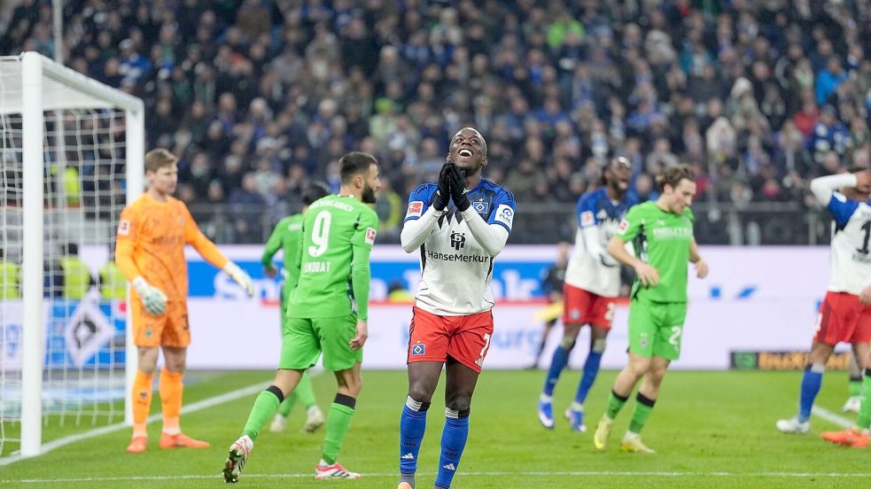 Jean-Luc Dompé (M, Hamburger SV) reagiert nach einer verpassten Chance. Foto: Marcus Brandt