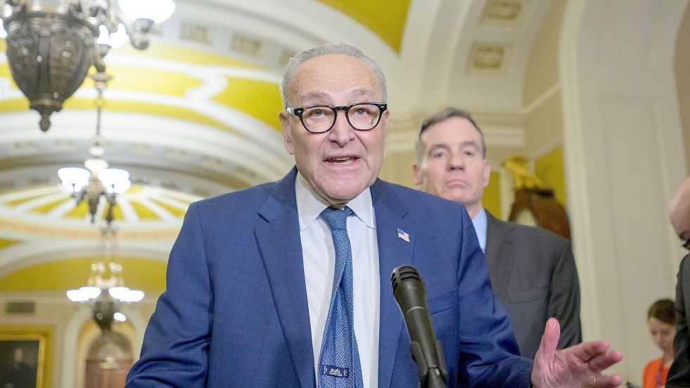 Der demokratische Minderheitsführer im Senat, Chuck Schumer, will die Zollpläne Trumps im Senat stoppen. (Archivbild) Foto: Rod Lamkey/FR172078/dpa