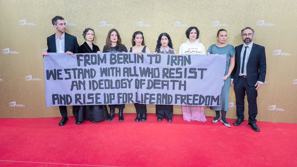 Filmschaffende mit iranischen Wurzeln zeigen ihre Solidarität. Foto: Christoph Soeder/dpa