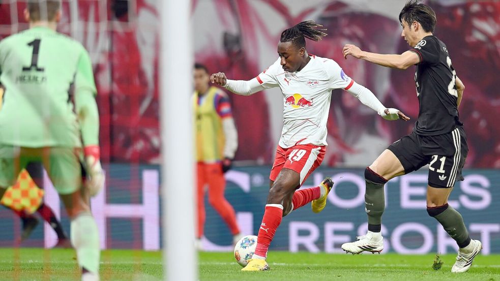 Leipzigs Yan Diomande (M) scheitert an Bayern-Torwart Manuel Neuer (l) Foto: David Hammersen