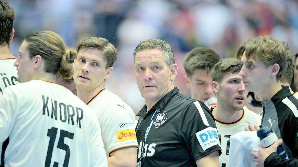 Bundestrainer Alfred Gislason leistet sich in der Schlussphase einen Fauxpas. Foto: Sina Schuldt