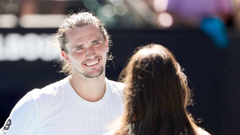 Alexander Zverev beim Interview mit Andrea Petkovic nach seinem Erstrundensieg in Melbourne. Foto: Frank Molter