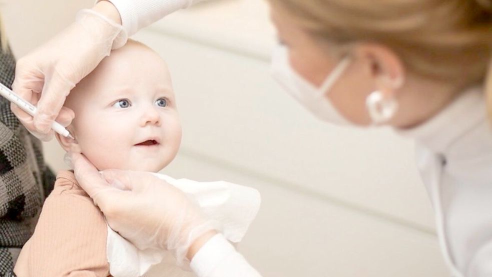 Karolin Börgel sticht in ihrem Studio Jadore Pmu in Ibbenbüren auch Kleinkindern Ohrlöcher. Foto: bildverliebt.fotografie