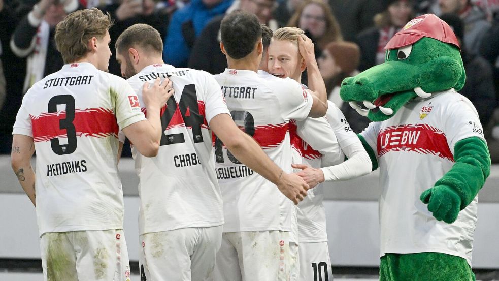 VfB-Torschütze Chris Führich (r) wird von seinen Mitspielern beglückwünscht. Foto: Marijan Murat