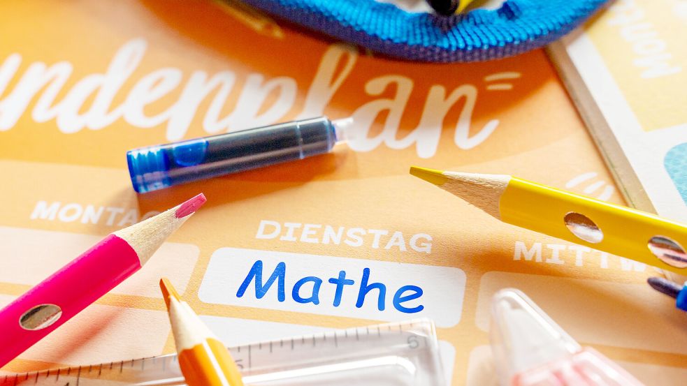 Im Matheunterricht gibt es in Niedersachsen demnächst eine Neuerung: Das schriftliche Dividieren wird vom Grundschullehrplan gestrichen. Foto: IMAGO/Bihlmayerfotografie