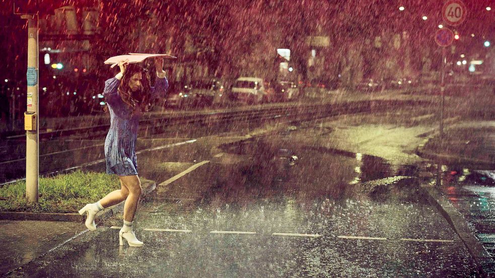 Pony Hübner (Kim Riedle) läuft im „Tatort: Ex-it“ verstört durch die regnerische Nacht. Foto: © SWR/Benoît Linder