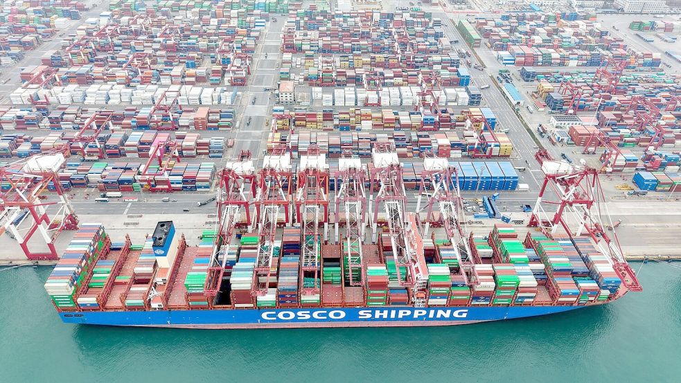 In chinesischen Häfen wie hier in Qingdao herrscht Hochbetrieb. Der Export ist eine wichtige Stütze für die Wirtschaft. (Archivbild) Foto: Yu Fangping/XinHua/dpa