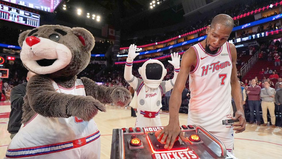 Kevin Durant überholte Nowitzki mit Freiwürfen kurz vor Schluss und feierte danach den Sieg der Rockets. Foto: Ashley Landis/AP/dpa