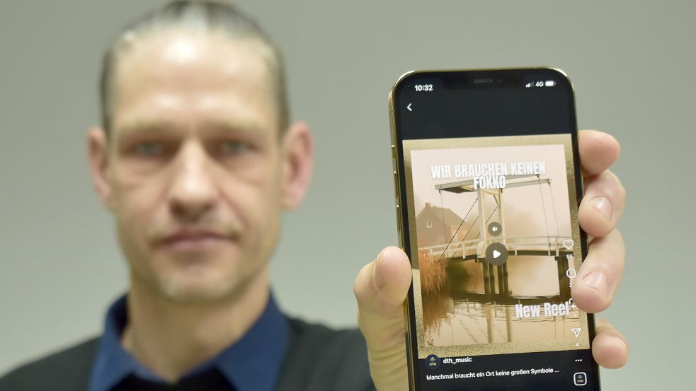 David Thyen aus Ostrhauderfehn hat zwei Lieder über seinen Wohnort Ostrhauderfehn geschrieben. Eines davon heißt: „Wir brauchen keinen Fokko“. Fotos: Henrik Zein