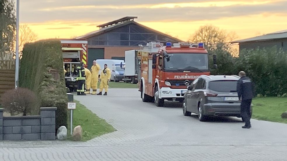 Am Freitag wurde an der Umländerwiek in Papenburg eine Halle durchsucht. Foto: Michael Kierstein