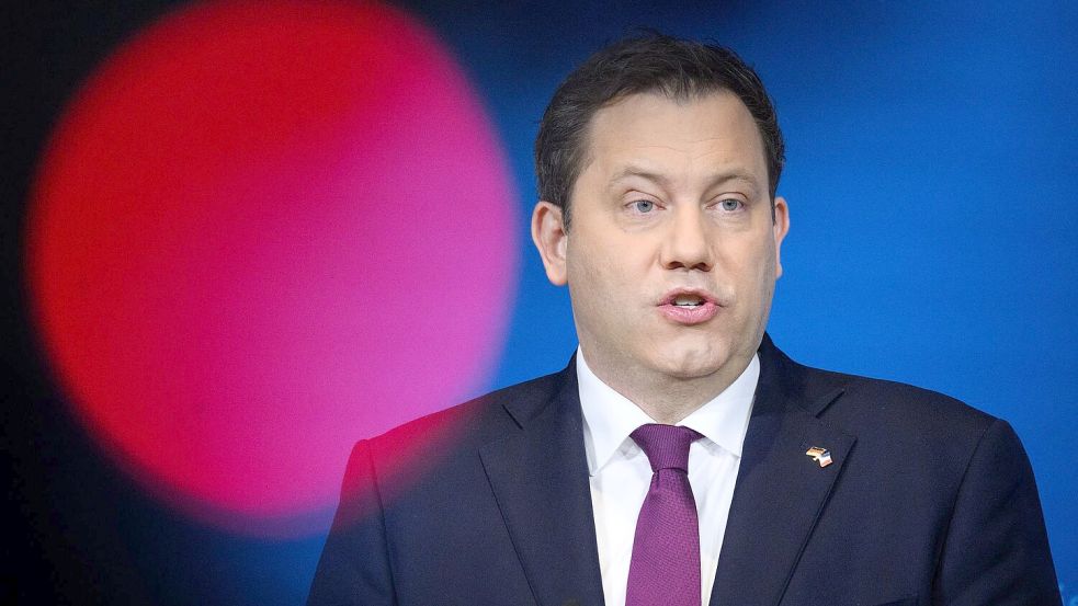 Vizekanzler Klingbeil kündigt an, man werde sich gegen wirtschaftliche Erpressung wehren. Foto: Bernd von Jutrczenka/dpa