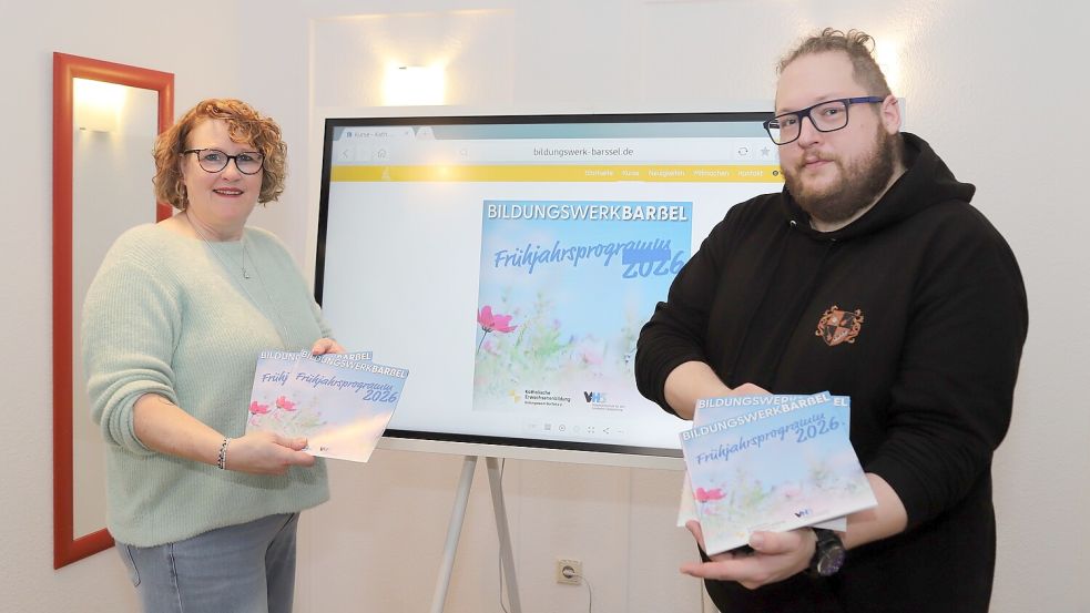 Sie freuen sich über das neue Frühjahrsprogramm 2026 des Bildungswerkes Barßel: Büroleiterin Anja Behrens, erster Vorsitzender Lennart Wähnke vor dem neuen Whiteboard. Foto: Hans Passmann