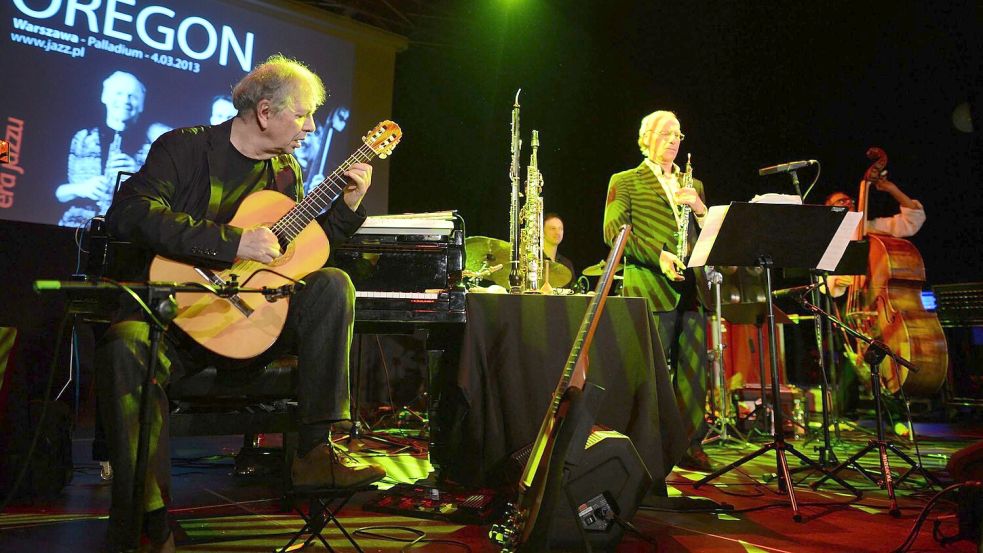 Der US-Jazzgitarrist Ralph Towner (links) ist im Alter von 85 Jahren in Rom gestorben. (Archivbild) Foto: Jacek Turczyk