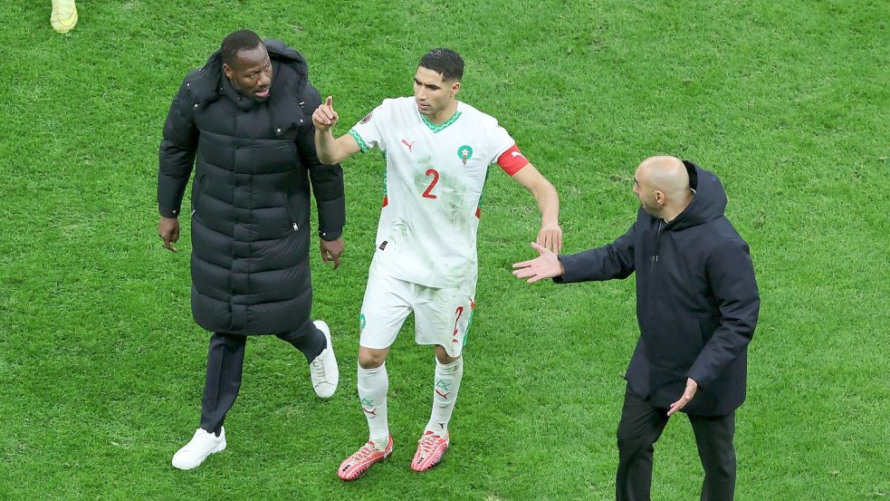 Senegals Cheftrainer Pape Thiaw (l) neben Marokkos Kapitän Achraf Hakimi. Foto: Youssef Loulidi/AP/dpa