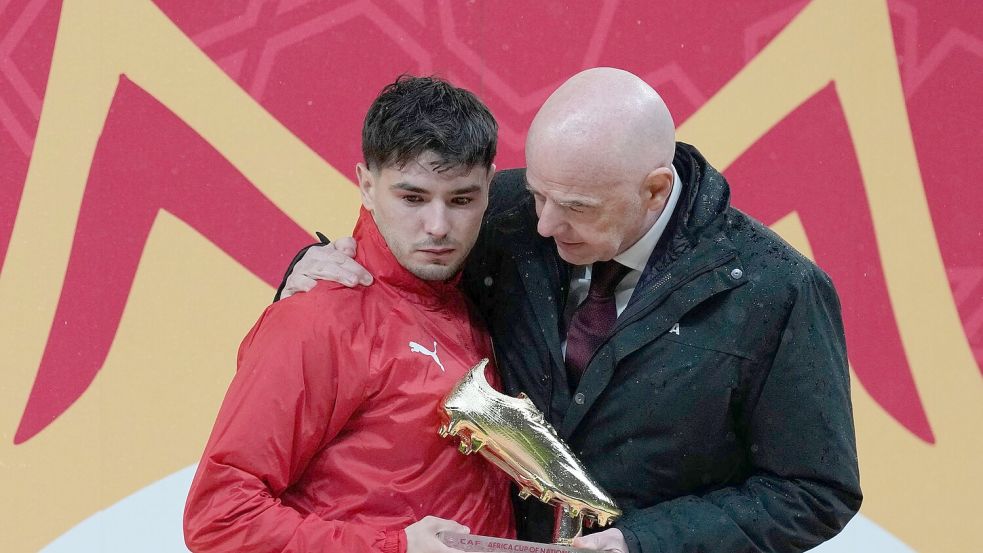 FIFA-Präsident Gianni Infantino umarmt Brahim Díaz bei der Übergabe des Goldenen Schuhs für den besten Torschützen des Afrika Cups. Der Marokkaner verschoss im Finale einen Strafstoß. Foto: Themba Hadebe/AP/dpa