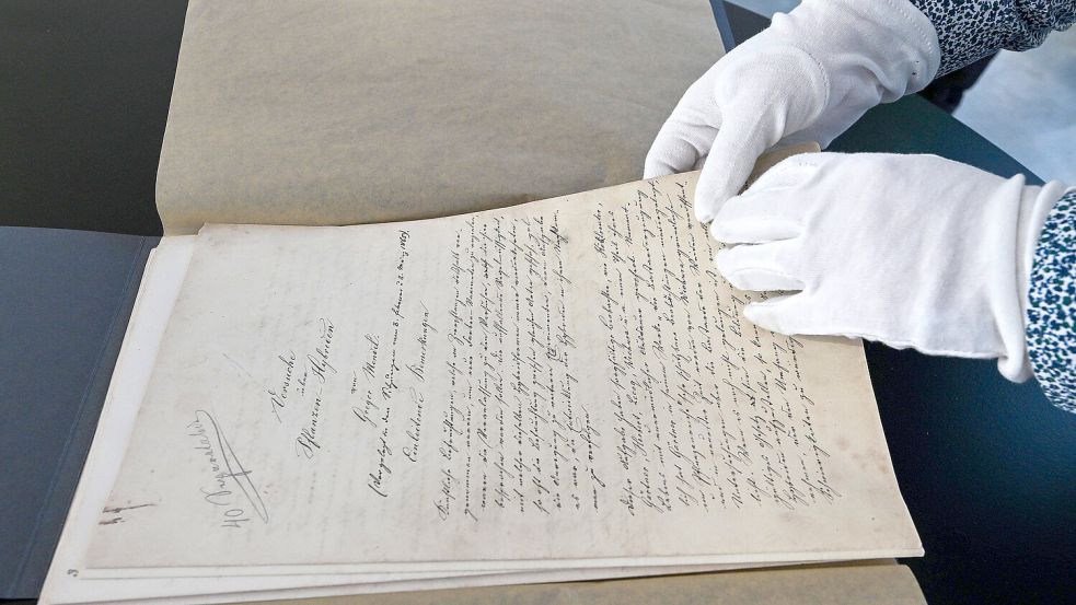 Ältere Menschen werden mit dem Versprechen auf Reichtum dazu gedrängt, gefälschte Bücher zu kaufen. Foto: IMAGO / CTK Photo