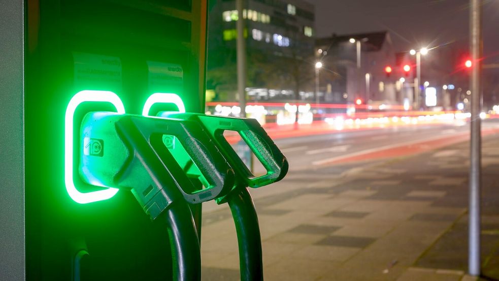 Die Mehrheit der neu zugelassenen Fahrzeuge in Deutschland wurde 2025 nicht, oder nicht ausschließlich, mit einem Verbrennungsmotor betrieben. Vor allem Elektroantriebe sind beliebt. Foto: dpa/Julian Stratenschulte