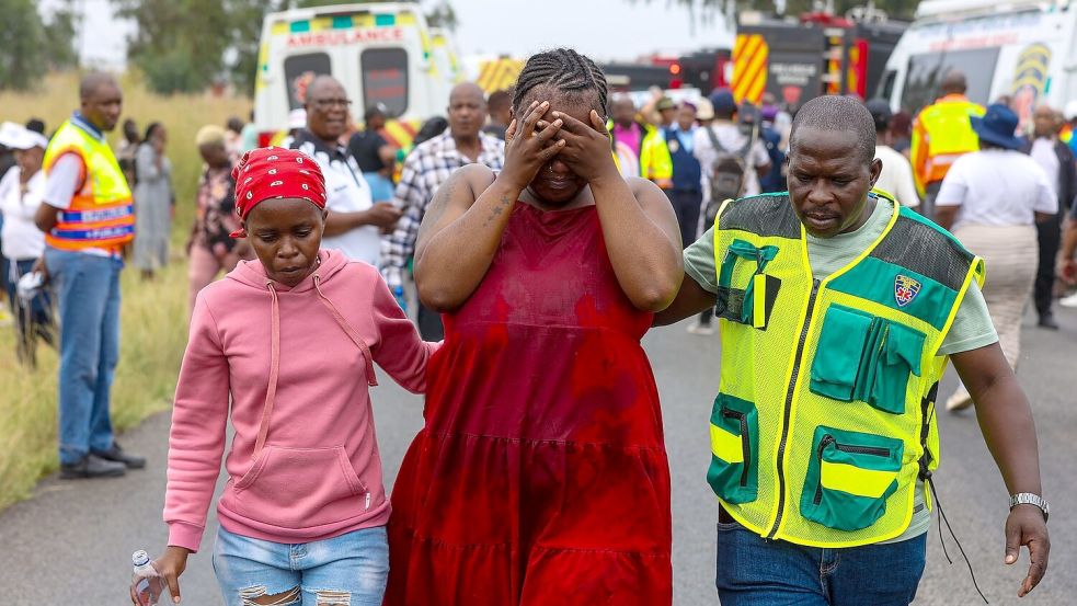 In der südafrikanischen Stadt Vanderbijlpark, in der Nähe von Johannesburg, wurden 13 Kinder bei einem Schulbus-Unfall getötet. Foto: Uncredited/AP/dpa