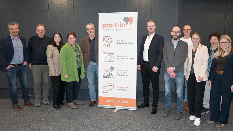 Wollen gemeinsam die Dorfentwicklung für Osthauderfehn vorantreiben (von links) Michael Ripperda, Richard Gertken, Valeria Adam, Dr. Annette Wilbers-Noetzel (alle pro-t-in GmbH), Ostrhauderfehns Bürgermeister Günter Harders, Eike Block, Christoph Eschenbacher (beide ArL), Guido Meyer (Gemeinde Ostrhauderfehn), Anneke Bederski (ArL), Lydia de Boer und Fenna Coordes (beide Gemeinde Ostrhauderfehn). Foto: Holger Weers