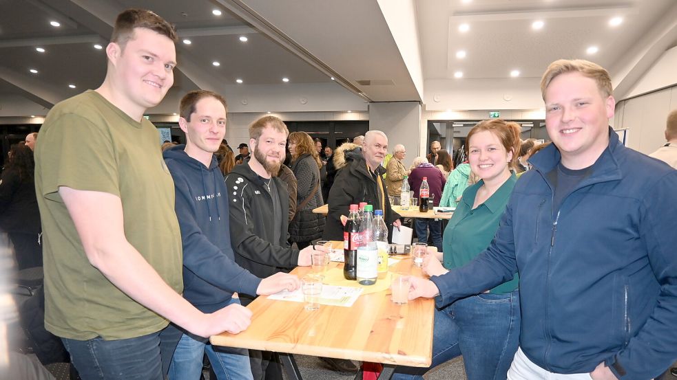 Nach der Bürgerversammlung kam es einen Meinungsaustausch unter den Besuchern. Hier wurden erste Anregungen und Tipps für das Dorfentwicklungsprogramm gesammelt. Foto: Holger Weers