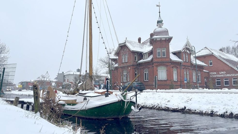 Ruhige Winterstimmung am Fehn- und Schiffahrtsmuseum: Frischer Schnee verleiht dem Museumsgelände einen besonderen Zauber. Foto: Carsten Ammermann