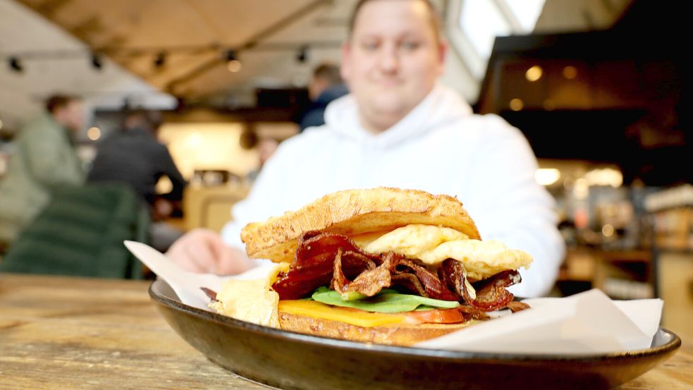Leckere Stullen stellt Lars Lohbeck in den Genusshöfen in Osnabrück her. Mittlerweile sind die Butterbrote angesagt. Foto: Thomas Wübker