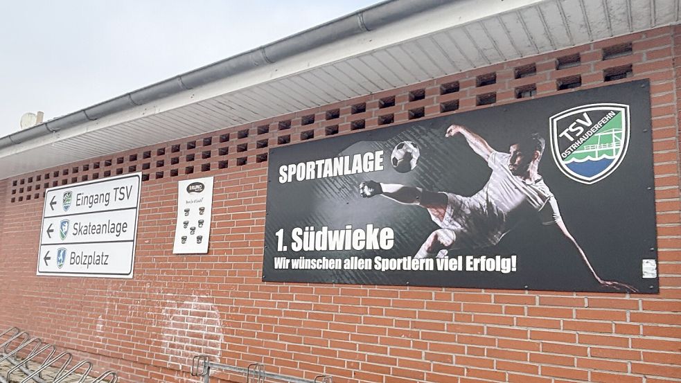 Dieses Gebäude an der 1. Südwieke in Ostrhauderfehn, in dem sich unter anderem zwei Umkleidekabinen befinden, ist in die Jahre gekommen.