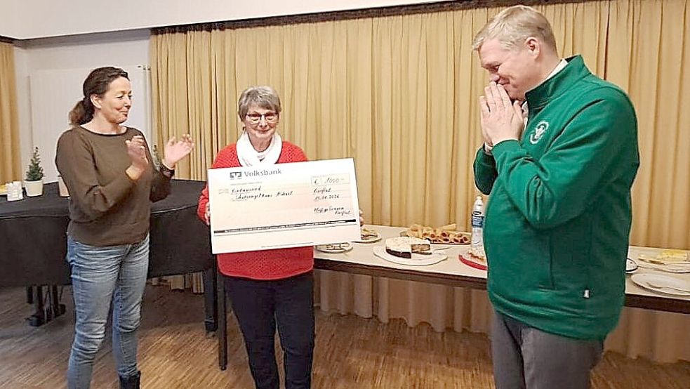 Aus dem Backen der Neujahreskuchen übergab Gretel Harms (Mitte) als Sprecherin der „fleißigen Barßeler Frauen“ den Scheck über 1.000 Euro an die Vertreter des Schutzengel-Huus Uplengen, Sylvia Dojen (links) und Ulf Thiele. Foto: Hans Passmann