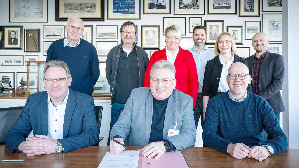 Vertragsunterzeichnung in Papenburg: (vorn von links) Andreas Hensen (Betriebsrats-Vorsitzender), Paul Bloem (Weisser Ring, Leer) und Bernd Meyer Werft-Chef Eikens, dahinter (von links) Erich Bethke (Weisser Ring, Emsland/Grafschaft Bentheim), Folkert Janssen (Opferhelfer Bereich Papenburg), Bianca Wittmann (Opferhelferin Leer), Florian Legleitner (Bereichsleiter Security, Meyer Port 4), Nicole Piechotta (Referentin Betriebsrat) und Jurist Stefan Rieken (Leiter Compliance). Foto: Meyer Werft