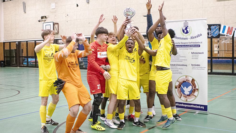 Die Fußballer von Germania Leer feierten den Turniersieg ausgelassen. Foto: Stürmer