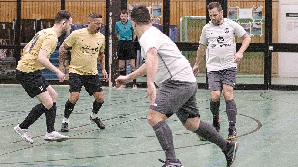 Tomasz Kurpiel (rechts) war mit fünf Toren der beste Turnier-Torjäger. Das Foto zeigt ihn mit Ostfrisia Leer im Halbfinale gegen die SG Kickers/Germania II. Foto: Stürmer