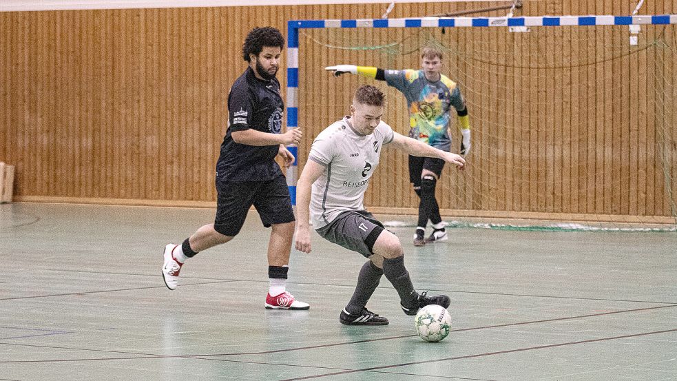 Borussia (links Justin Junker) und Ostfrisia (Hauke Phillipp) trennten sich 1:1. Foto: Stürmer